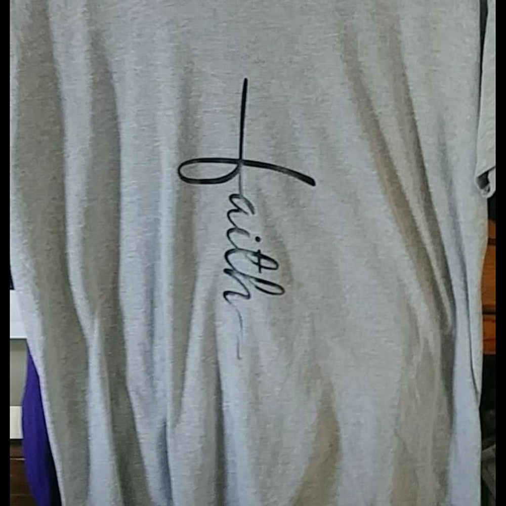 Grey faith med shirt